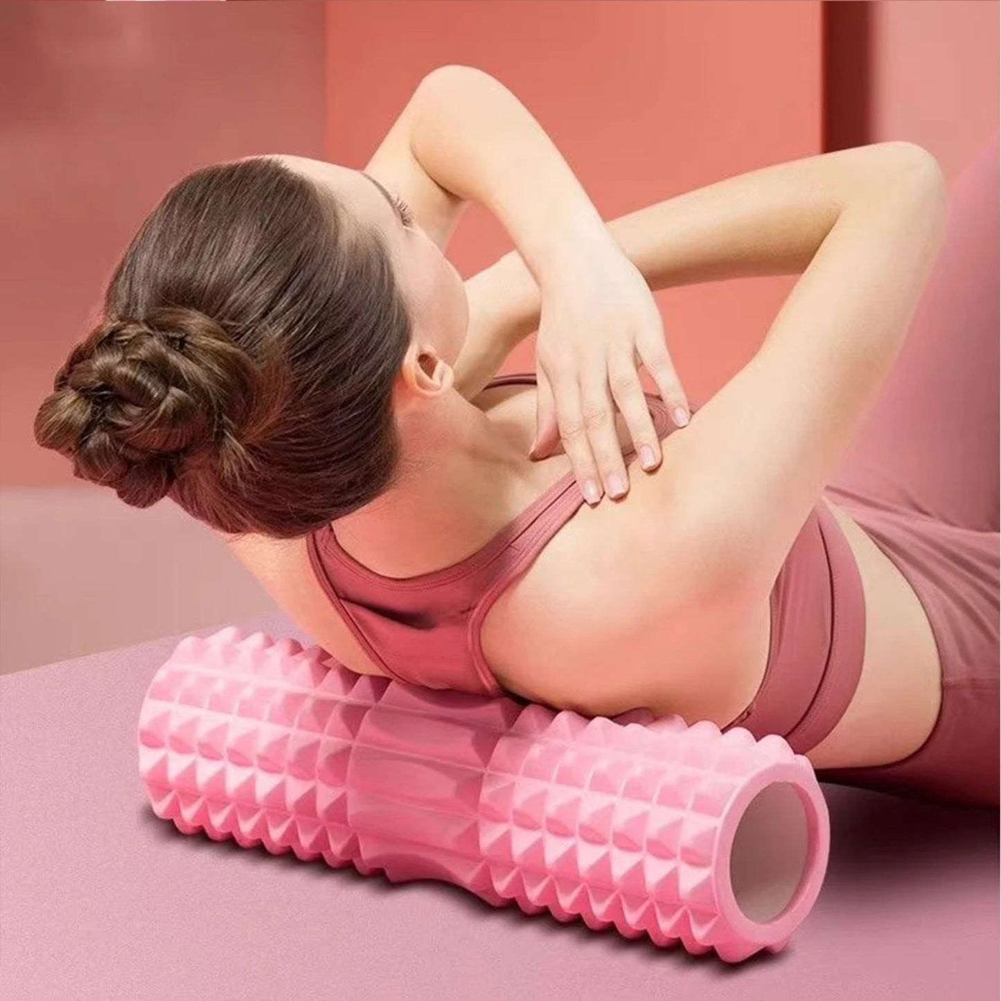 Femme utilisant un rouleau de massage foam roller pour étirement du dos après entraînement