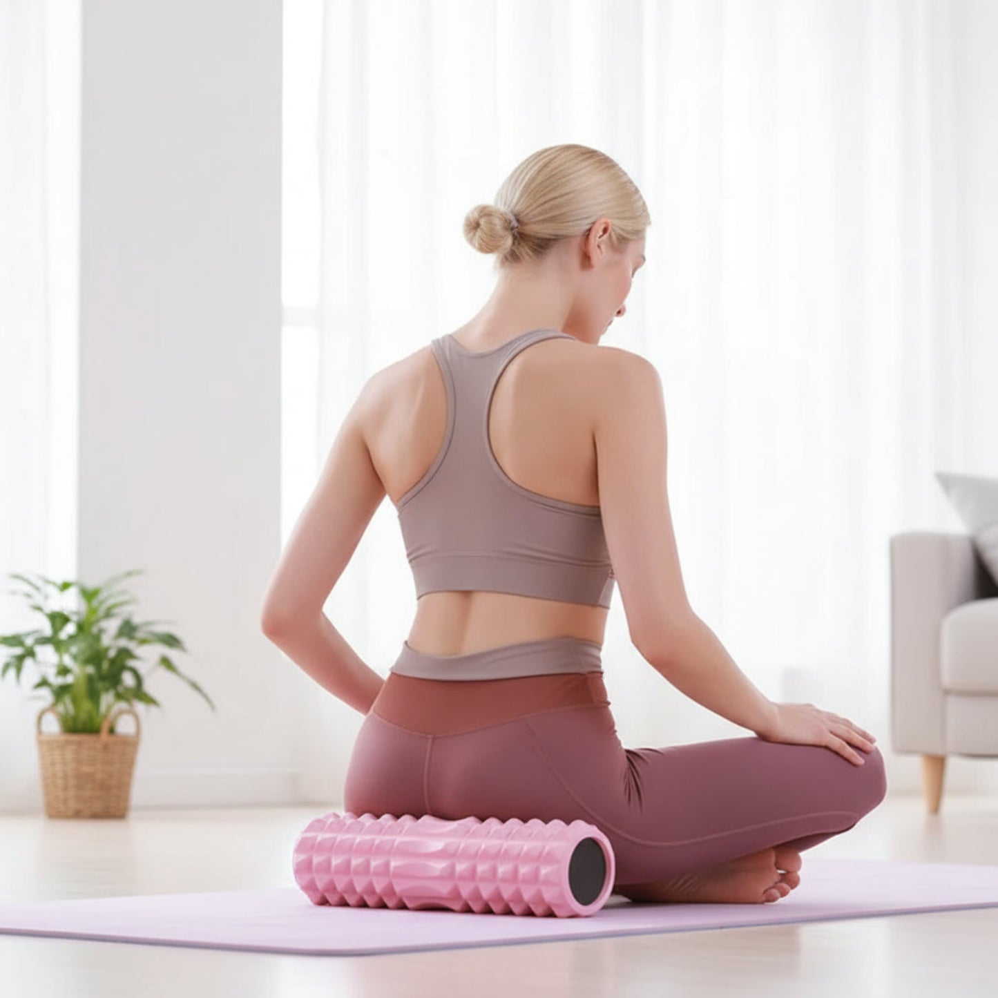 Massage des mollets avec rouleau en mousse pour soulager les courbatures post-workout