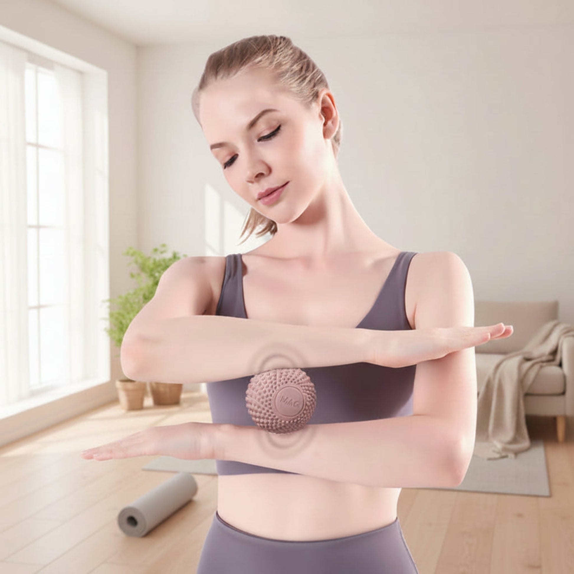 Femme massant ses bras avec la balle de massage fitness – VivaSport