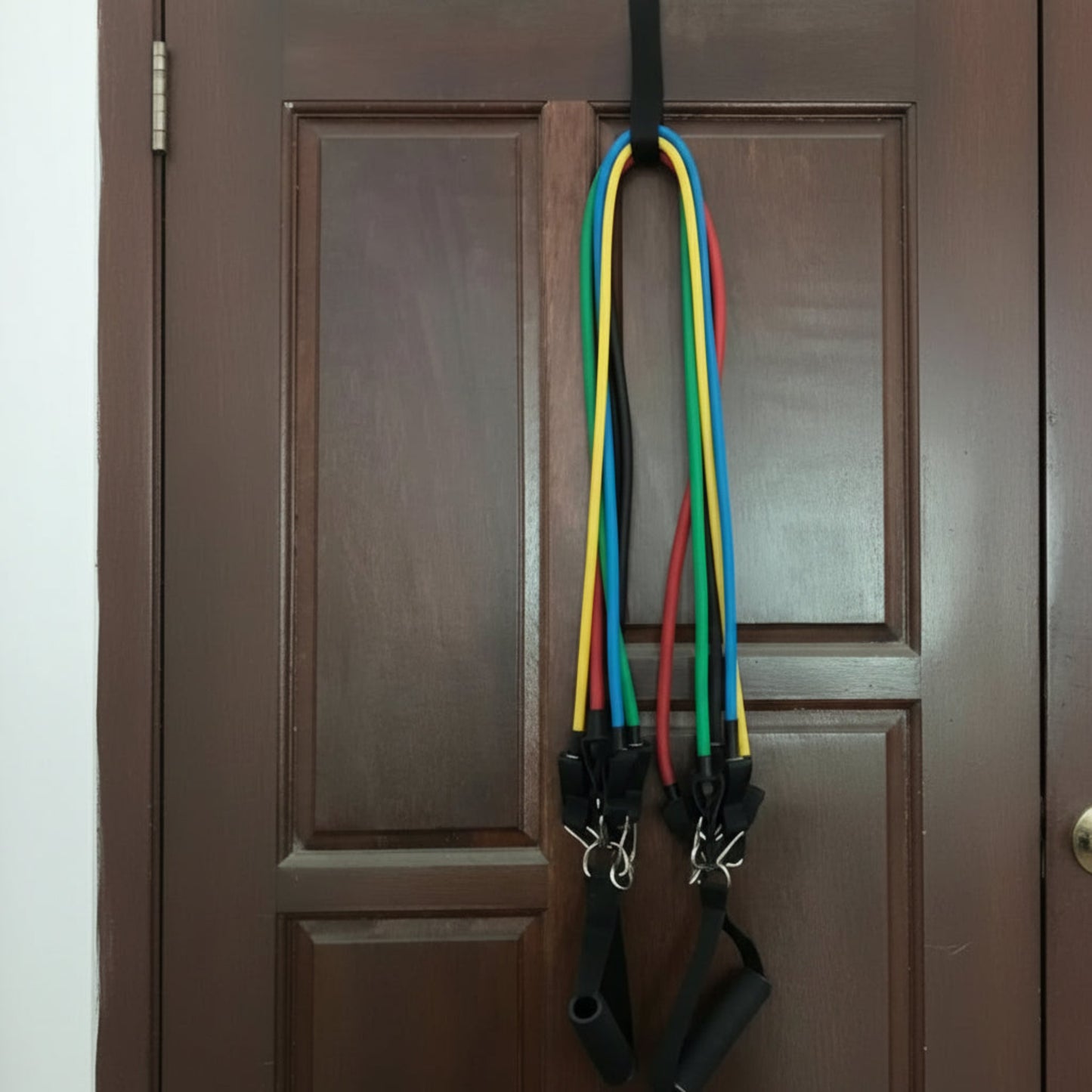 Utilisation de l'ancrage de porte pour exercices de musculation à domicile
