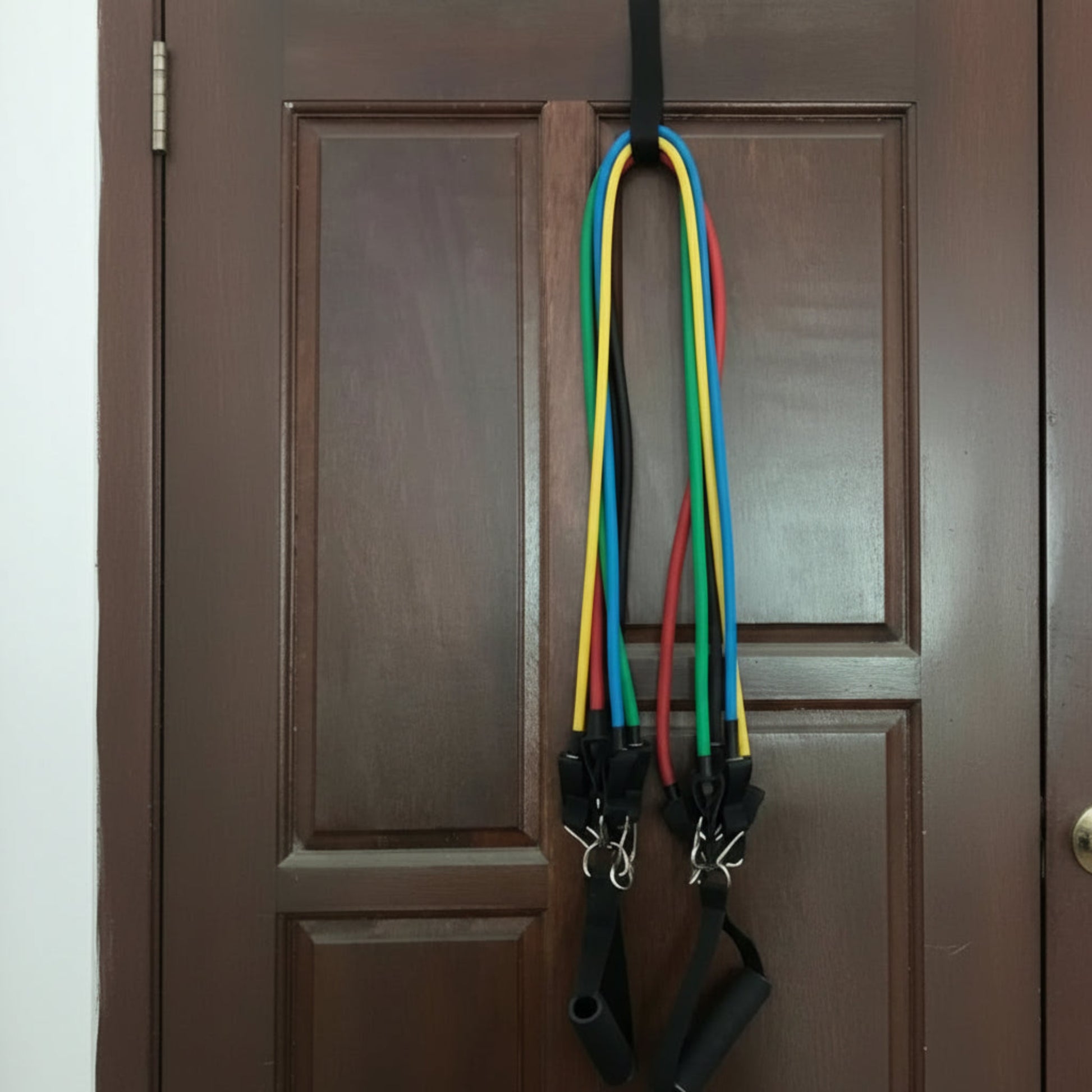 Utilisation de l'ancrage de porte pour exercices de musculation à domicile
