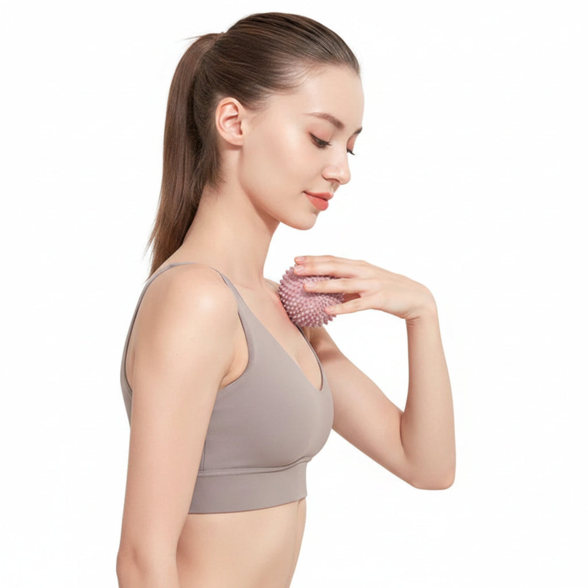 Femme utilisant une balle de massage fitness pour soulager les tensions musculaires – VivaSport
